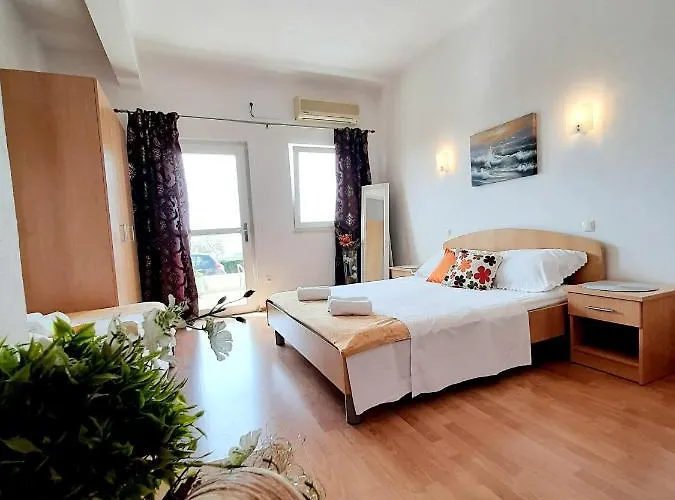 Akmadzic * Μακάρσκα